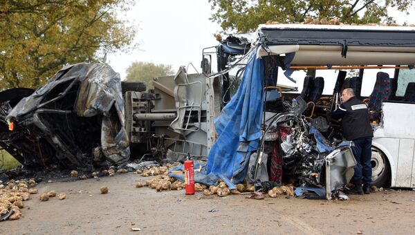 Место столкновения школьного автобуса и грузовика в департаменте Па-де-Кале во Франции. 14 ноября 2016