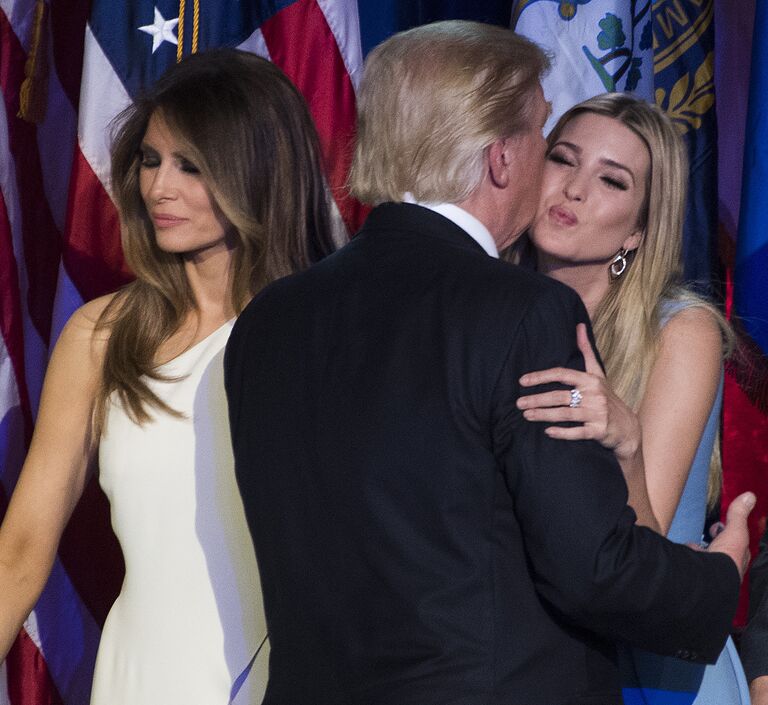 Дональд Трамп со своей дочерью Иванкой Трамп и женой Меланьей Трамп в предвыборную ночь в Нью - Йорке, США. 9 ноября 2016 Дональд Трамп со своей дочерью Иванкой Трамп и женой Меланьей Трамп в предвыборную ночь в Нью - Йорке, США. 9 ноября 2016