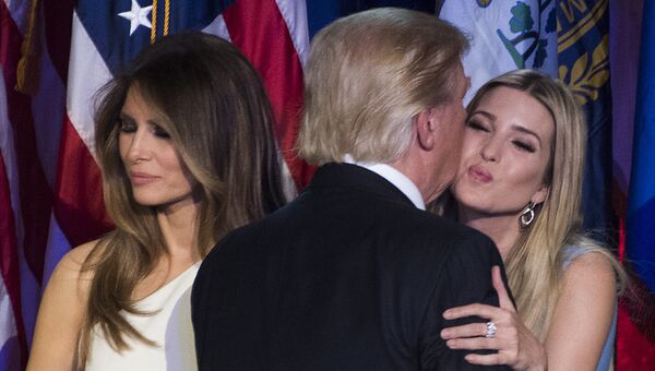 Дональд Трамп со своей дочерью Иванкой Трамп и с женой Меланьей Трамп в предвыборную ночь в Нью - Йорке, США. 9 ноября 2016