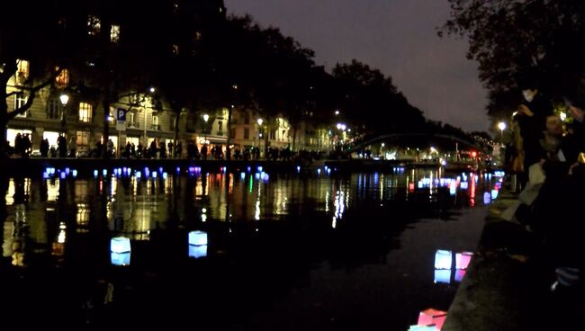 Парижане в годовщину терактов запустили фонарики в канале Сен-Мартен