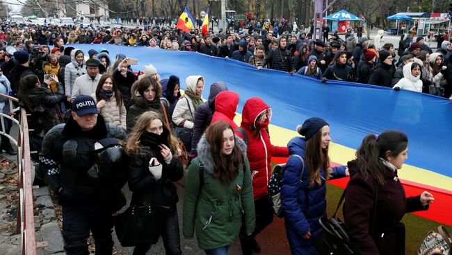 Люди принимают участие в митинге против избранного президента Игоря Додона в Кишиневе, Молдова, 14 ноября 2016