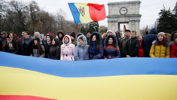 Люди принимают участие в митинге против избранного президента Игоря Додона в Кишиневе, Молдова, 14 ноября 2016