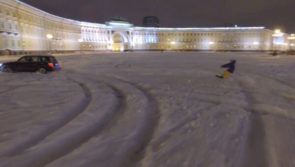Экстремал на сноуборде проехал по заснеженной Дворцовой площади в Петербурге