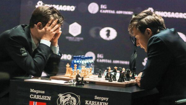 Гроссмейстеры Сергей Карякин и Магнус Карлсен в партии матча за звание чемпиона мира 2016 в Нью-Йорке