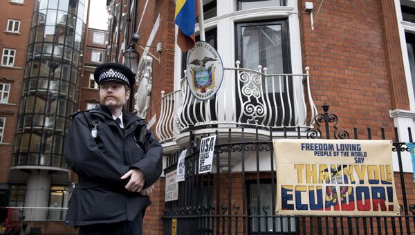 Полицейский у посольства Эквадора в Лондоне перед допросом основателя WikiLeaks Джулиана Ассанжа