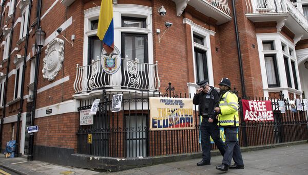 Полицейские у посольства Эквадора в Лондоне в день допроса основателя WikiLeaks Джулиана Ассанжа