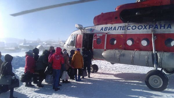 Спасатели Алтая на вертолетах эвакуируют жителей отдаленных сел из-за бурана