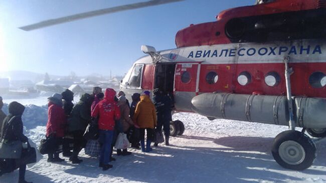 Спасатели Алтая на вертолетах эвакуируют жителей отдаленных сел из-за бурана