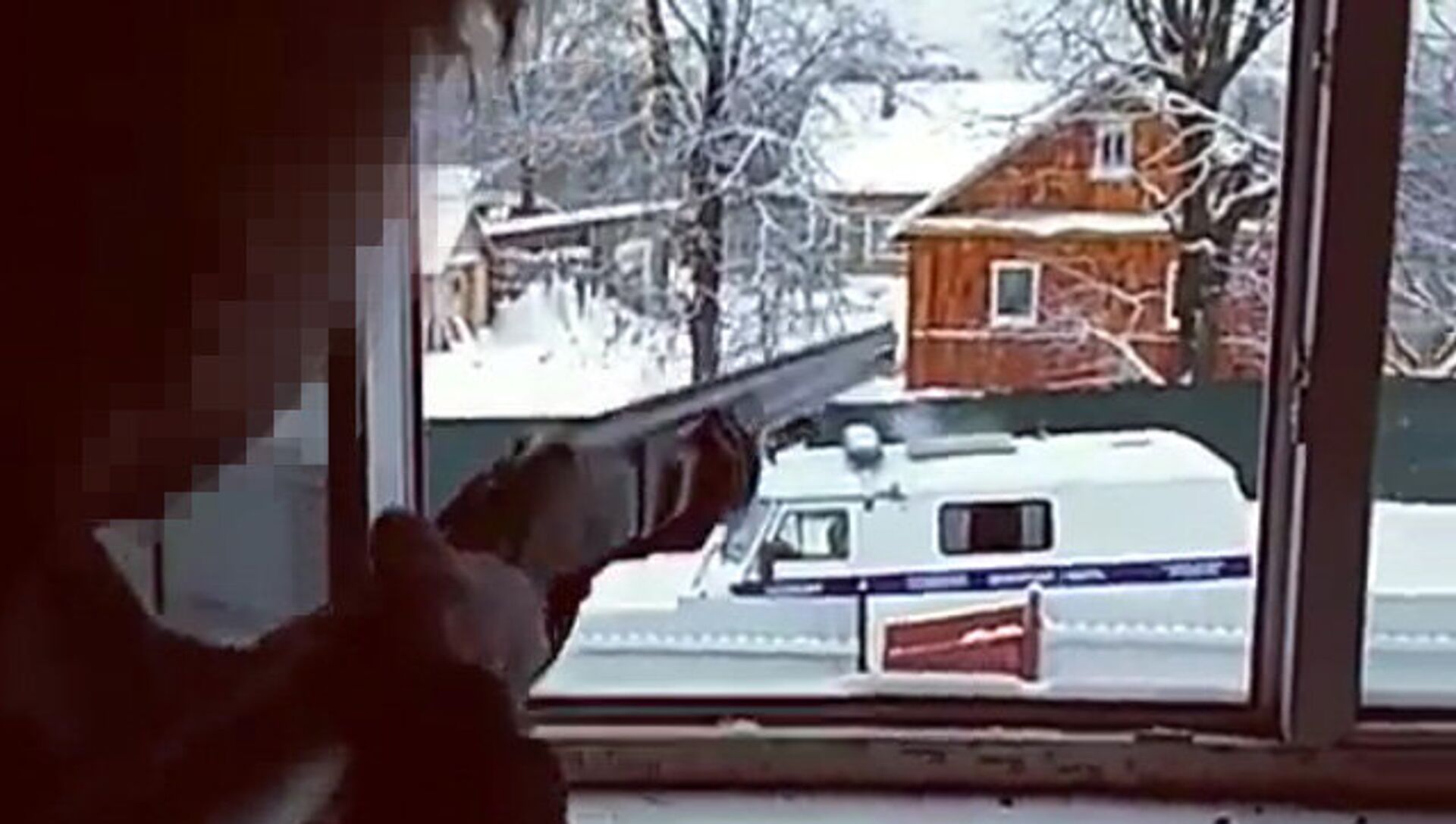 Новости застрелились. Бонни и Клайд подростки псковские. Псковские школьники стрельба. Струги красные стрельба. Ружье из окна.