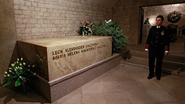 Место захоронения президента Польши Леха Качиньского и его супруги Марии в замке Вавель в Кракове, Польша
