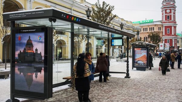 Умная остановка общественного транспорта Гостиный двор в Санкт-Петербурге