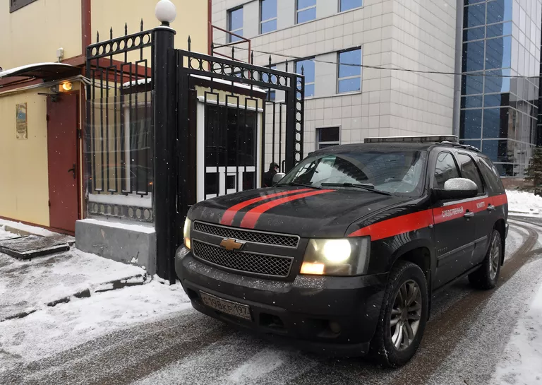 Автомобиль Следственного комитета РФ выезжает со служебной территории Автомобиль Следственного комитета РФ выезжает со служебной территории