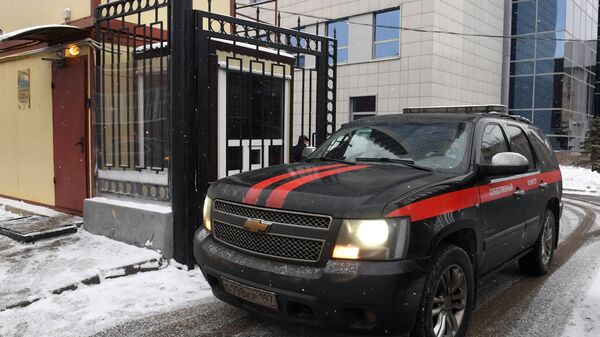 Автомобиль Следственного комитета РФ выезжает со служебной территории. Архивное фото