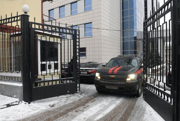 Автомобиль Следственного комитета РФ выезжает со служебной территории Автомобиль Следственного комитета РФ выезжает со служебной территории