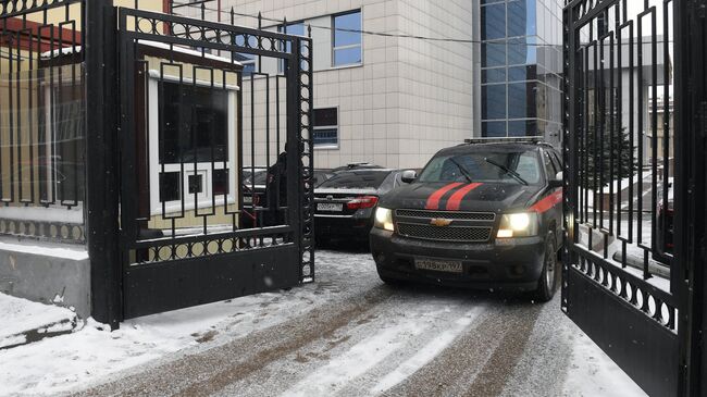 Автомобиль Следственного комитета России выезжает со служебной территории