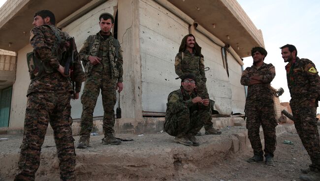 Бойцы Демократических силы Сирии (SDF) в деревне недалеко от Ракки во время операции против ИГ. 14 ноября 2016