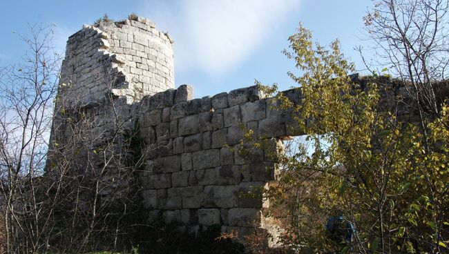 Руины крепости на скалистом мысе Кале-Бурун (Бурун-Кая) массива Курушлю в Бахчисарайском районе Крыма. Архивное фото