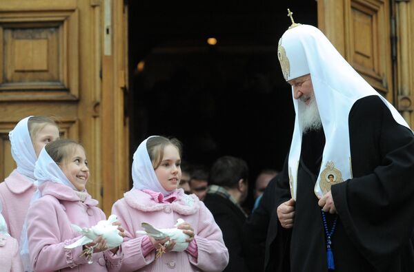 Патриарх Московский и всея Руси Кирилл выпустил в небо белых голубей в честь праздника Благовещения Пресвятой Богородицы на крыльце Благовещенского собора Кремля