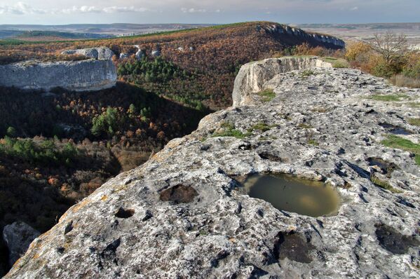 Скалистый мыс Кале-Бурун (Бурун-Кая) массива Курушлю в Бахчисарайском районе Крыма