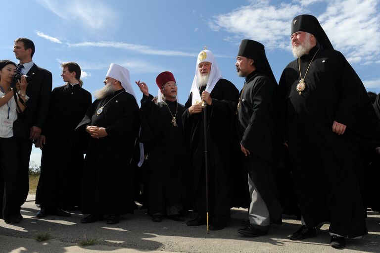 Патриарх Московский и всея Руси Кирилл с духовенством во время посещения Сендайской епархии Японской автономной православной церкви на северо-востоке острова Хонсю