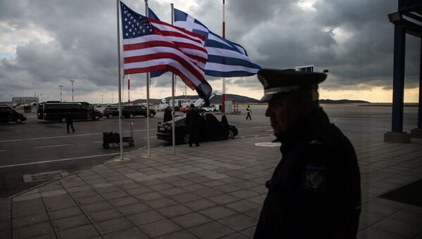 Полицейский в афинском международном аэропорту перед прибытием президента США Барака Обамы