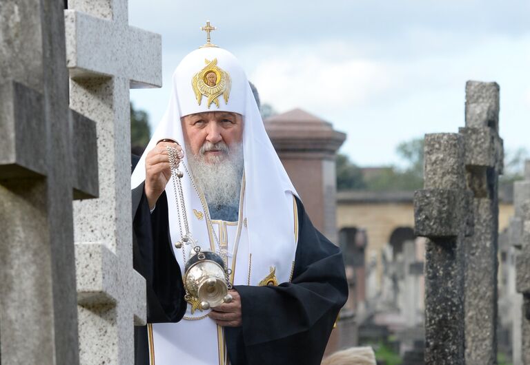 Патриарх Московский и всея Руси Кирилл освящает новое надгробие на месте захоронения митрополита Сурожского Антония на Бромптонском кладбище в Лондоне