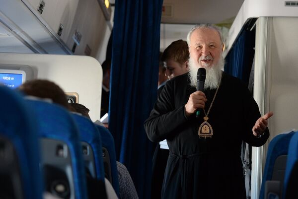 Патриарх Московский и всея Руси Кирилл в салоне самолета во время перелета из Бразилии в Россию
