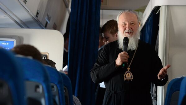 Патриарх Московский и всея Руси Кирилл в салоне самолета во время перелета из Бразилии в Россию