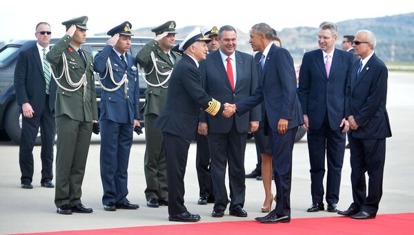 Встреча президента США Обамы в аэропорту Афин министром национальной обороны Греции Паносом Камменосом
