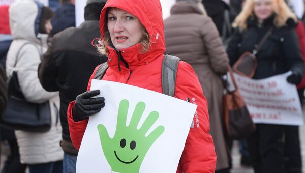 Участница акции протеста с требованием вернуть вклады обанкротившихся банков у здания Верховной рады Украины в Киеве