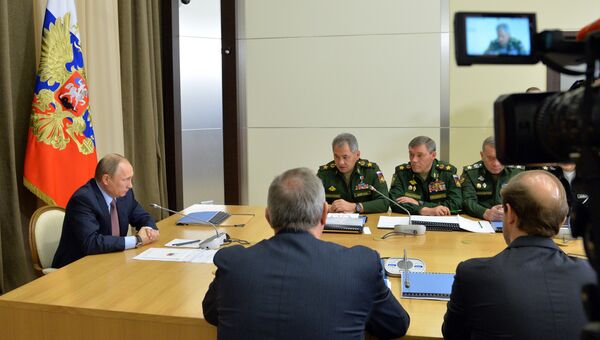 Президент РФ Владимир Путин проводит совещание с руководством министерства обороны РФ и представителями военно-промышленного комплекса. 15 ноября 2016