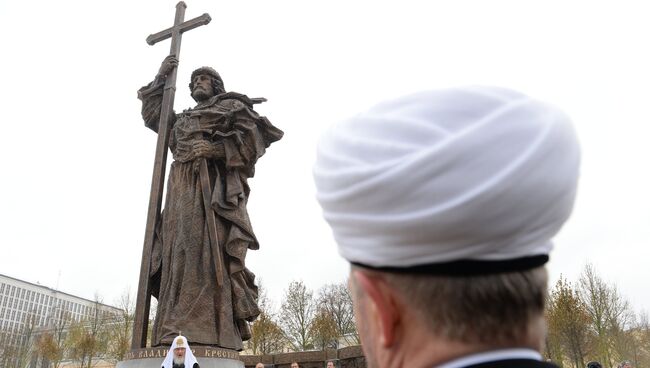 Церемония открытия памятника князю Владимиру на Боровицкой площади в Москве