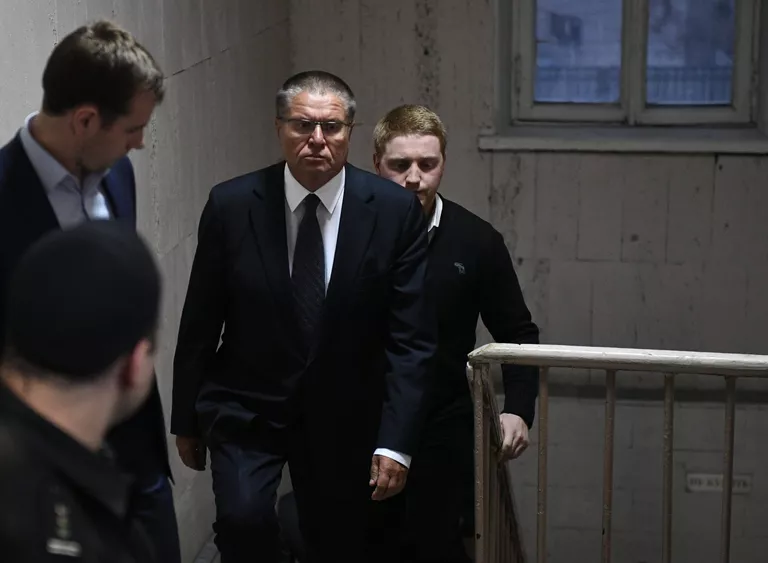 Министр экономического развития РФ Алексей Улюкаев в здании Басманного суда города Москвы Министр экономического развития РФ Алексей Улюкаев в здании Басманного суда города Москвы