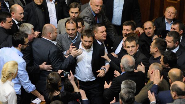 Потасовка между депутатами на заседании Верховной Рады Украины. В центре - депутат Владимир Парасюк. 2015 год