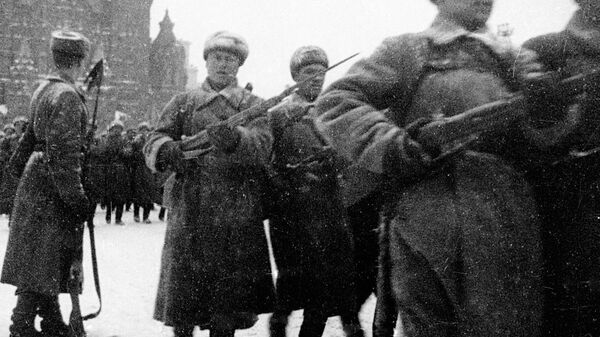 Советские войска проходят по Красной площади во время парада 7 ноября 1941 года