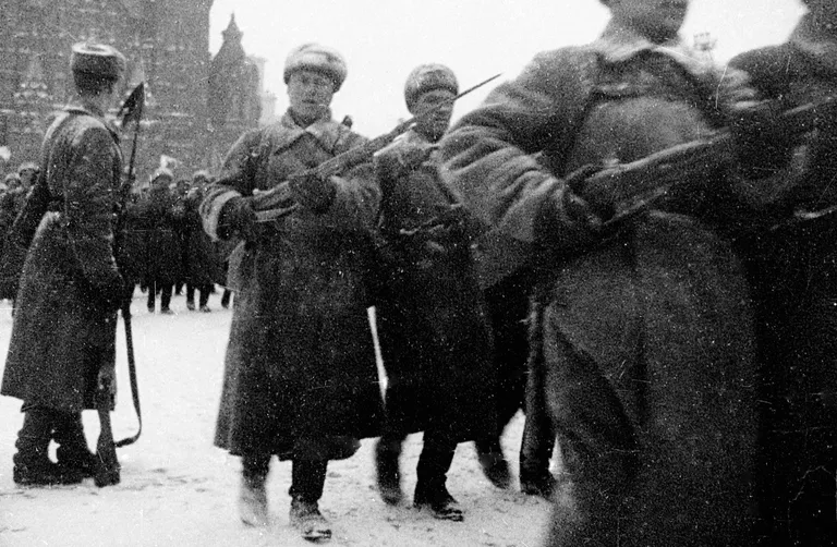 Советские войска проходят по Красной площади во время парада 7 ноября 1941 года Советские войска проходят по Красной площади во время парада 7 ноября 1941 года