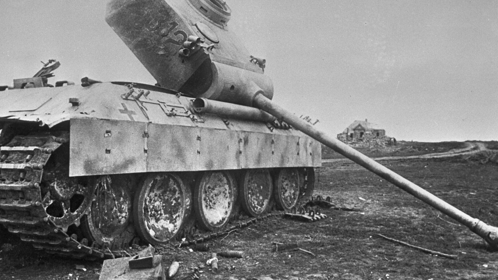 Подбитый немецкий танк брошен на поле боя - РИА Новости, 1920, 10.03.2021