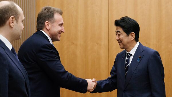 Игорь Шувалов и премьер-министр Японии Синдзо Абэ во время встречи в Токио. 15 ноября 2016