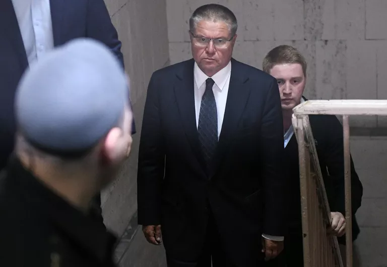 Министр экономического развития РФ Алексей Улюкаев в здании Басманного суда города Москвы Министр экономического развития РФ Алексей Улюкаев в здании Басманного суда города Москвы