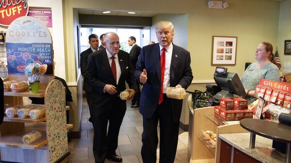 Рудольф Джулиани и Дональд Трамп в продуктовом магазине. 10 октября 2016 года 