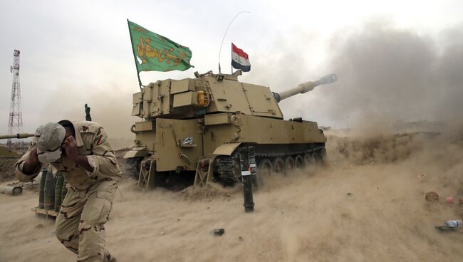 Военнослужащий иракской армии во время обстрела боевых позиций Исламского государства в Мосуле. Архивное фото
