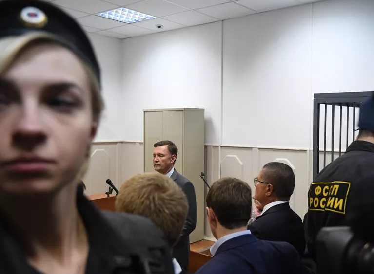 Министр экономического развития РФ Алексей Улюкаев в здании Басманного суда города Москвы Министр экономического развития РФ Алексей Улюкаев в здании Басманного суда города Москвы