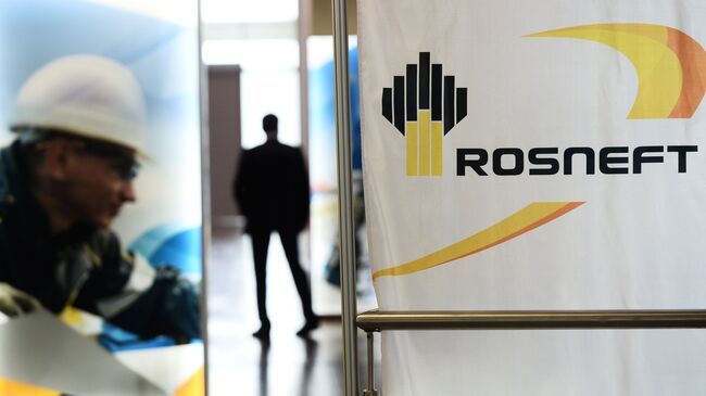 Баннеры с символикой компании Роснефть. Архивное фото