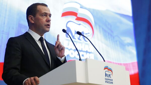 Дмитрий Медведев выступает на заседании парламентской фракции партии Единая Россия. 15 ноября 2016