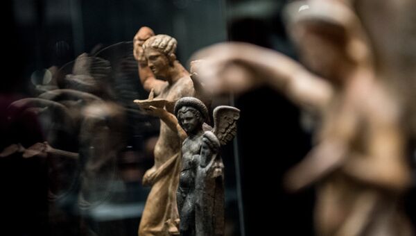 Терракотовая статуэтка Афродиты на открытии выставки Боги и герои Древней Греции