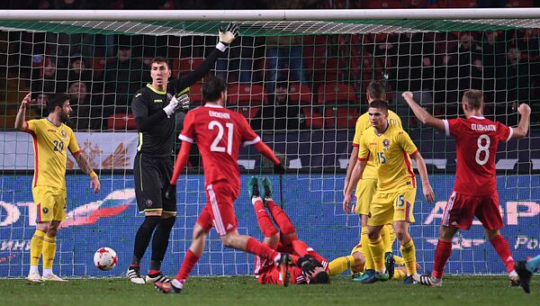 Игроки сборной России Александр Ерохин и Денис Глушаков радуются забитому голу в товарищеском матче между сборными командами России и Румынии