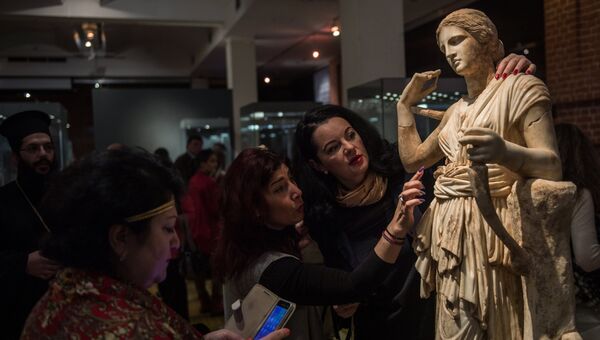 Посетители осматривают статую Артемиды на открытии выставки Боги и герои Древней Греции