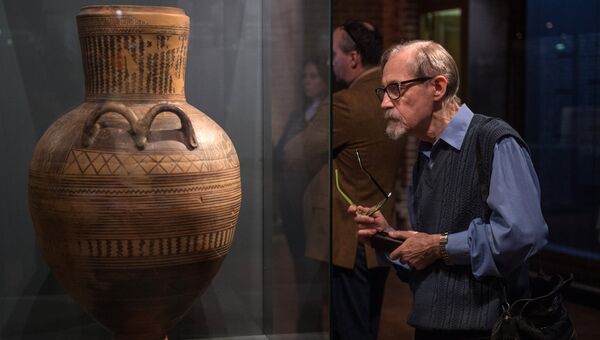 Посетитель знакомится с экспозицией на открытии выставки Боги и герои Древней Греции