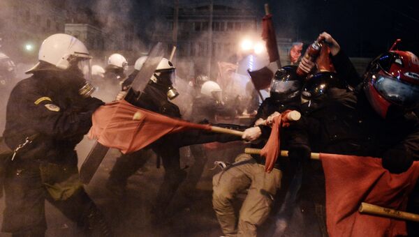 Столкновение греческой полиции с демонстрантами во время акции протеста против визита президента США Барака Обамы в Афины. 15 ноября 2016