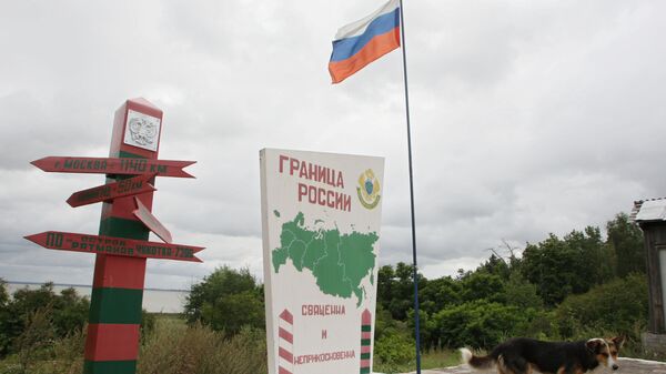 Обелиск и символический пограничный столб на пограничной заставе Нормельн - самой западной заставе России